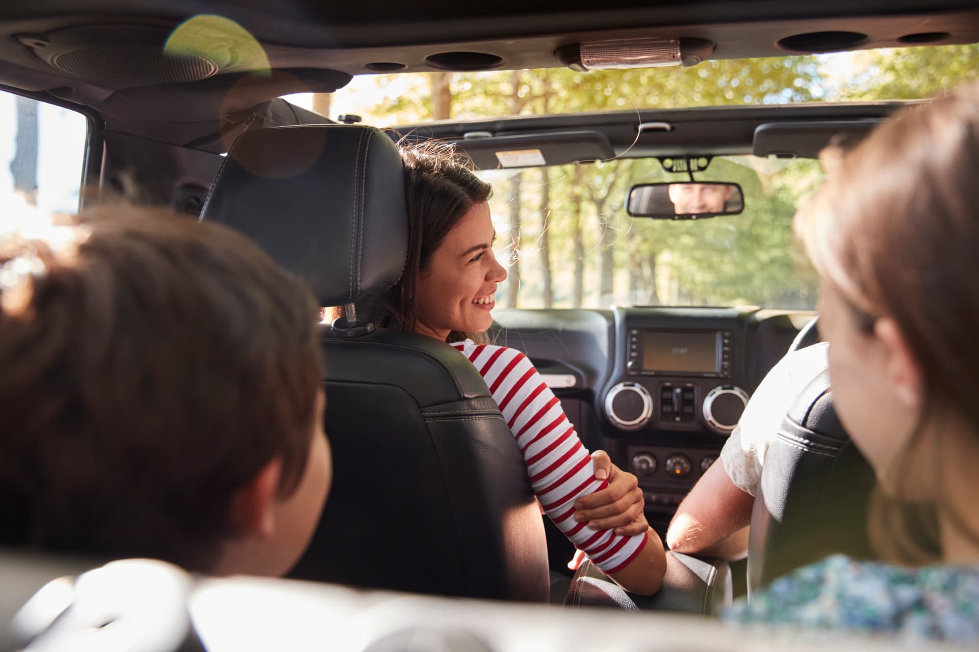 Una familia escuchando juntos durante un viaje en coche